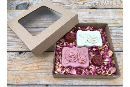 Rózsa szappanok rózsaszirmokkal dobozban